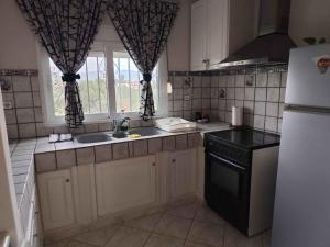 ครัวหรือมุมครัวของ Alexadra's house Κάτω Αλμυρή