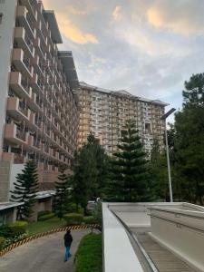 eine Person, die vor einem großen Gebäude läuft in der Unterkunft DandD's Place Studio Unit 1 with Free Netflix in Davao City