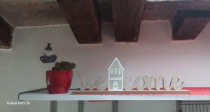 a shelf with a house sign on a wall at Appartamento in centro a Modena - Ca' Pomposa bed&relax in Modena