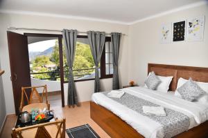 Postel nebo postele na pokoji v ubytování Kumaon Roop Resort Near Kainchi Dham