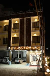 格德拉Satya Residency的带有读取santa ana住宅标志的建筑