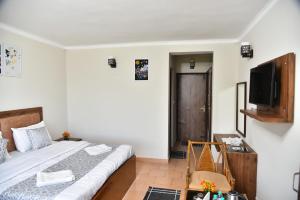 TV a/nebo společenská místnost v ubytování Kumaon Roop Resort Near Kainchi Dham