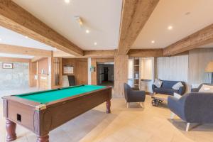 a living room with a pool table in it at Résidence Pierre & Vacances l'Albane in Vars +61 photos