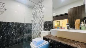 BluO Amani Vagator - Boutique Hotel Goa的一间浴室