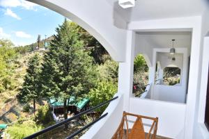 Balkón nebo terasa v ubytování Kumaon Roop Resort Near Kainchi Dham