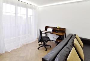 a living room with a couch and a desk and a piano at Apartment 5min from Disneyland Paris & Vallee Village Outlet in Magny-le-Hongre