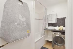 a kitchen with a washer and a washing machine at Apartment 5min from Disneyland Paris & Vallee Village Outlet in Magny-le-Hongre