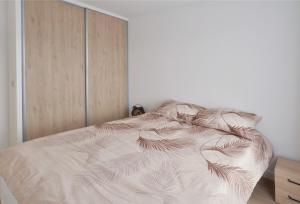 a bedroom with a bed with a wooden headboard at Apartment 5min from Disneyland Paris & Vallee Village Outlet in Magny-le-Hongre +1 photo