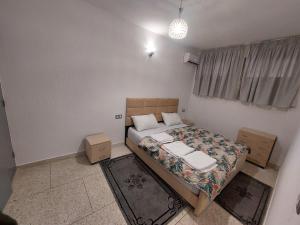 ein kleines Schlafzimmer mit einem Bett und einem Fenster in der Unterkunft New feeling maison climatisée in Ville Nouvelle