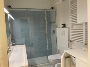 Un baño con inodoro y ducha de cristal. en Il Gioiello Del Borgo, en Borghetto Santo Spirito 32 fotos más