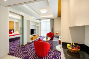 TV a/nebo společenská místnost v ubytování Royal Continental Hotel