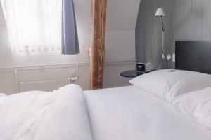 Llit o llits en una habitació de Royal Hotel - Urban Living