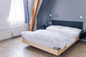 Un pat sau paturi într-o cameră la Royal Hotel - Urban Living
