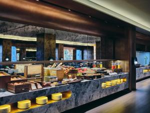上海市にあるBlossom House Shanghai On The Bundの種類豊富なビュッフェ