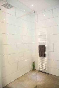 Ένα μπάνιο στο Wunderschöne und moderne Ferienwohnung mit Garten