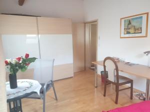 una cucina e una sala da pranzo con tavolo e sedie di Tannenzapfenland, PRIVAT ZIMMER Akasha a Bichelsee