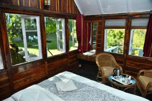 Postel nebo postele na pokoji v ubytování Kumaon Roop Resort Near Kainchi Dham