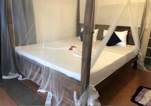 Un par de camas con mosquiteros. en Diyamba Beach Resort kalpitiya, en Kalpitiya 20 fotos más