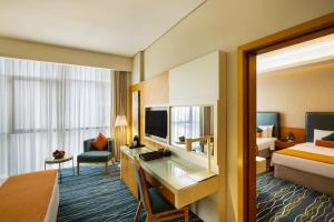 Postel nebo postele na pokoji v ubytování Royal Continental Hotel