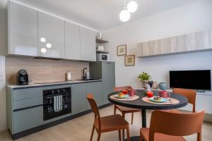 ウーディネにあるBorgo Aquileia - A Casa Tuaの部屋にテーブルと椅子のあるキッチン