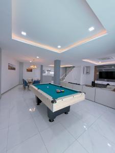 un salon avec une table de billard dans l'établissement AnJia Villa, à Pattaya (sud)