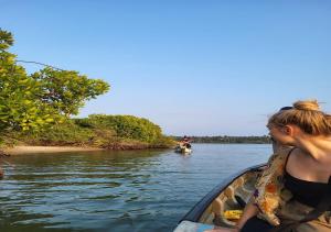 une femme assise dans un bateau sur l'eau dans l'établissement kite Paradise Resort, à Kalpitiya