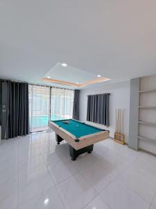 un salon avec une table de billard dans l'établissement AnJia Villa, à Pattaya (sud)