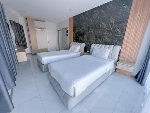 une chambre d'hôtel avec deux lits et un canapé dans l'établissement AnJia Villa, à Pattaya (sud) 16 autres photos