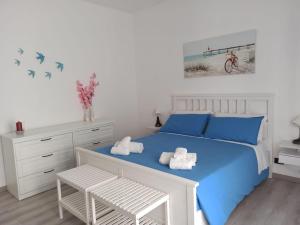 una camera da letto con un letto blu con cuscini blu di My Apulian Home in Polignano a Mare a Polignano a Mare