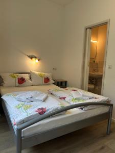 a bed in a room with a bedskirtspectspectssenalsenalsenalsenalsenal at Hotel Haus Schwan Köln in Cologne