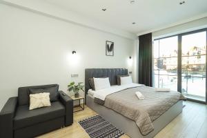 un dormitorio con una cama y un sofá en Lovely 1BR Apartment in Gudauri, en Gudauri