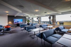 TV a/nebo společenská místnost v ubytování Kobæk Strand Konferencecenter