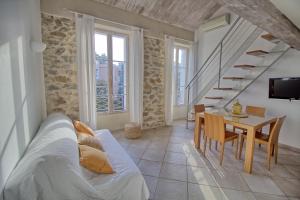TV a/nebo společenská místnost v ubytování La Bastide du Soleil