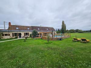 a house with a large yard with a deck at EpLABONNE in Channay-sur-Lathan