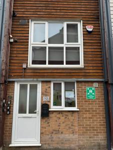 ノッティンガムにあるCity Centre Apartmentの窓2つと白いドアのある家
