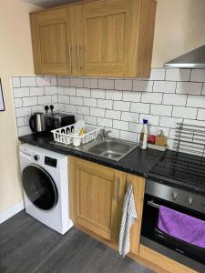 ノッティンガムにあるCity Centre Apartmentのシンクと洗濯機付きのキッチン +14枚の写真