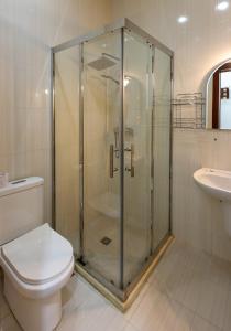 Un baño con ducha, inodoro y lavabo. en Sahil Luxury Apartment, en Baku