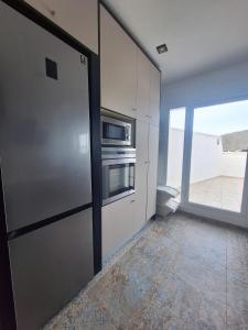 Kuchyň nebo kuchyňský kout v ubytování Ático Dúplex Baladrar Gran Terraza 8Km Playa Dénia-Oliva Nova Golf -IDEAL Familias y Grupos