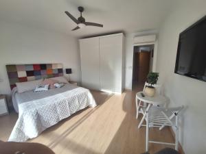Postel nebo postele na pokoji v ubytování Ático Dúplex Baladrar Gran Terraza 8Km Playa Dénia-Oliva Nova Golf -IDEAL Familias y Grupos