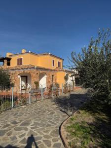 una sombra de una persona parada frente a una casa en Villa Pinna, en San Teodoro