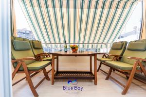 Un comedor con mesa y sillas en White Bay Beach Apartment, en La Herradura