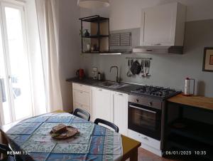 A kitchen or kitchenette at Casa Irma Confortevole appartamento nel cetro di prato