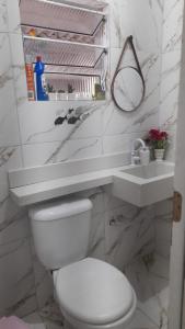une salle de bain blanche avec toilettes et lavabo dans l'établissement Casa de praia itanhaem, à Itanhaém 28 autres photos