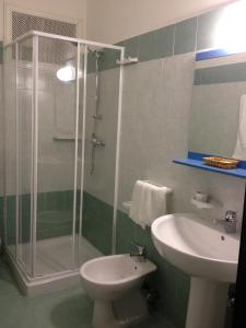 A bathroom at Hotel Rivabella