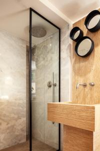 Bilik mandi di Sea Path V old town luxury Appartment steps to beach +23 gambar