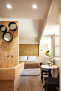 Katil atau katil-katil dalam bilik di Sea Path V old town luxury Appartment steps to beach