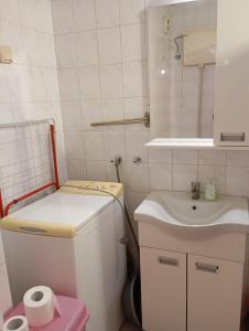 une petite salle de bain avec un lavabo et des toilettes dans l'établissement Natali apartment, à Belgrade