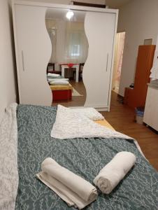 - une chambre avec 2 serviettes blanches sur un lit dans l'établissement Natali apartment, à Belgrade