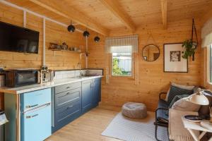 Una cocina o cocineta en Scandi-Style Cabin in Bideford, Private Parking