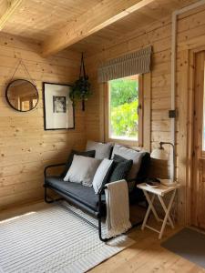 Un lugar para sentarse en Scandi-Style Cabin in Bideford, Private Parking